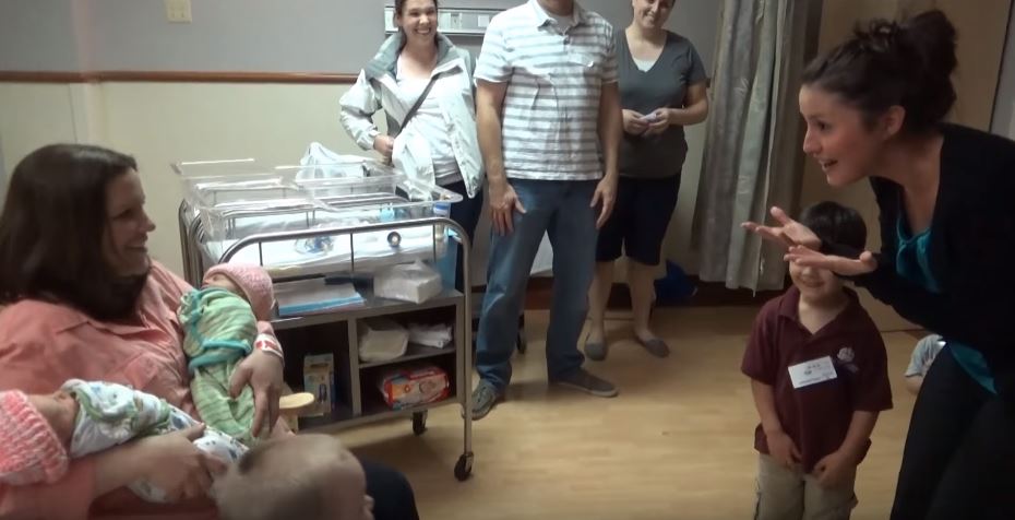 準爸媽一直不肯公布寶寶性別，親友乾脆衝來醫院「一掀開門簾所有人驚喜大叫」！