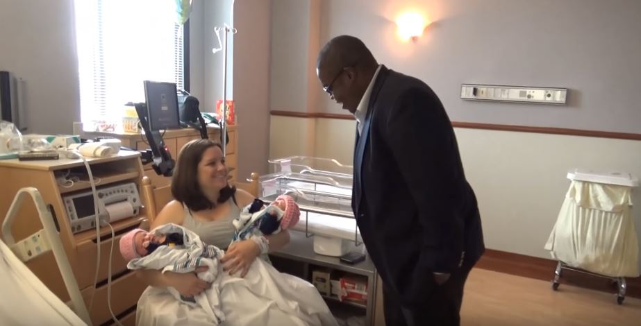 準爸媽一直不肯公布寶寶性別，親友乾脆衝來醫院「一掀開門簾所有人驚喜大叫」！