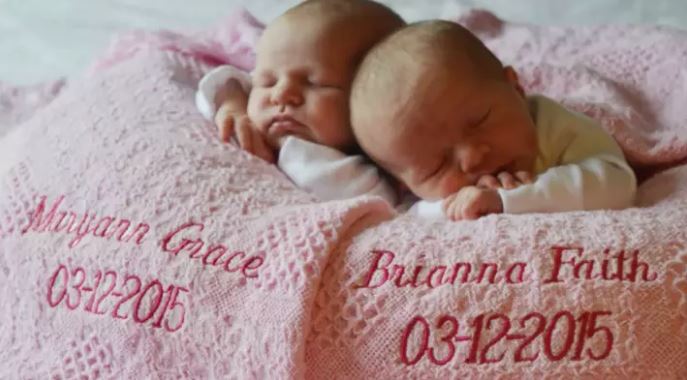 準爸媽一直不肯公布寶寶性別，親友乾脆衝來醫院「一掀開門簾所有人驚喜大叫」！