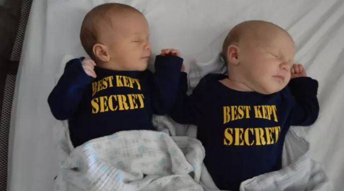 準爸媽一直不肯公布寶寶性別，親友乾脆衝來醫院「一掀開門簾所有人驚喜大叫」！