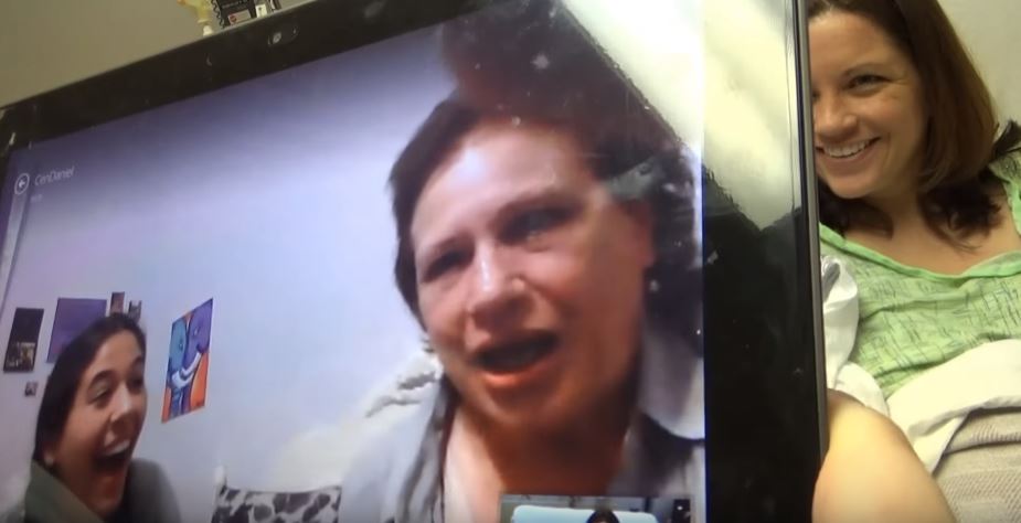 準爸媽一直不肯公布寶寶性別，親友乾脆衝來醫院「一掀開門簾所有人驚喜大叫」！