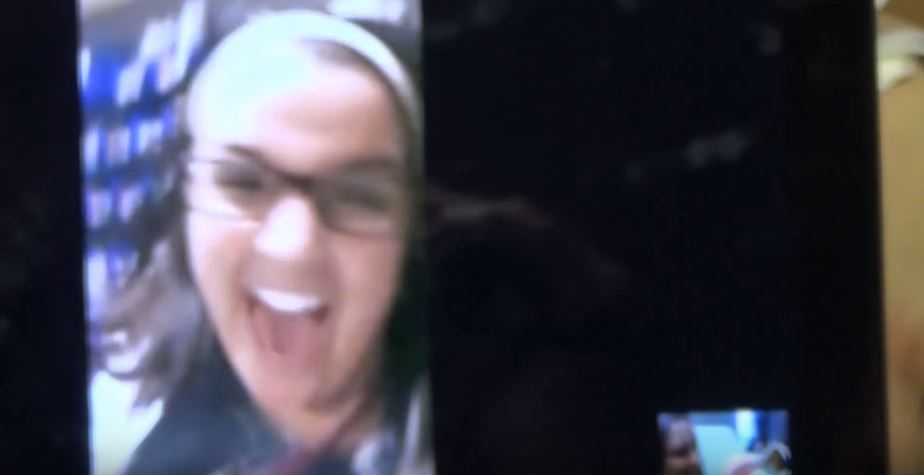 準爸媽一直不肯公布寶寶性別，親友乾脆衝來醫院「一掀開門簾所有人驚喜大叫」！