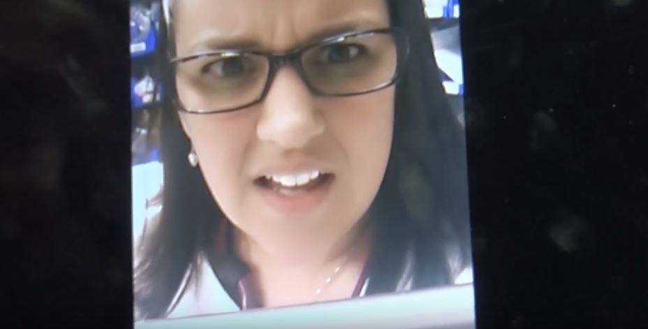 準爸媽一直不肯公布寶寶性別，親友乾脆衝來醫院「一掀開門簾所有人驚喜大叫」！