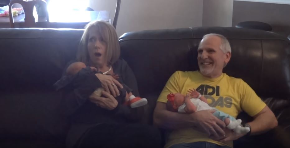 準爸媽一直不肯公布寶寶性別，親友乾脆衝來醫院「一掀開門簾所有人驚喜大叫」！