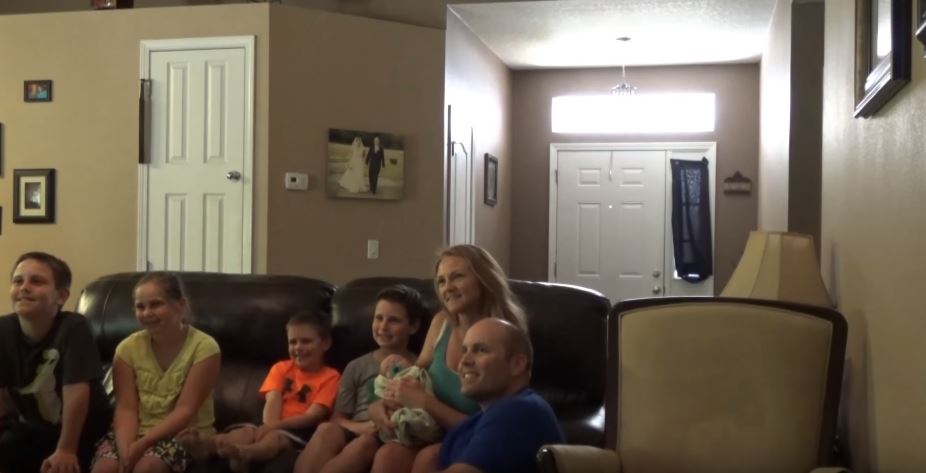 準爸媽一直不肯公布寶寶性別，親友乾脆衝來醫院「一掀開門簾所有人驚喜大叫」！