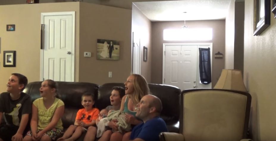 準爸媽一直不肯公布寶寶性別，親友乾脆衝來醫院「一掀開門簾所有人驚喜大叫」！