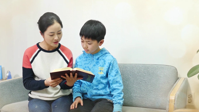 6歲孫子「嫌棄鄉下奶奶」要她吃剩飯！「媳婦的做法」讓婆婆忍不住低頭垂淚