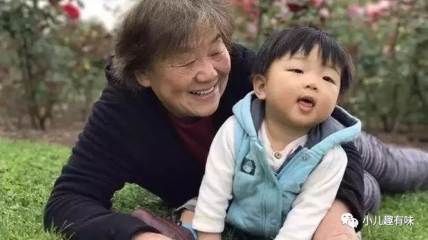 6歲孫子「嫌棄鄉下奶奶」要她吃剩飯！「媳婦的做法」讓婆婆忍不住低頭垂淚