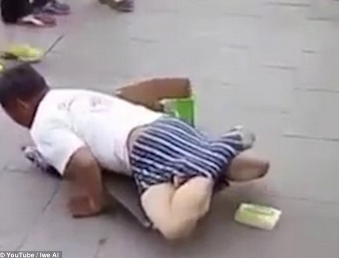 這名男子當街動手脫「殘障人士的褲子」惹眾怒　但接下來的畫面讓現場驚呼：你是對的！