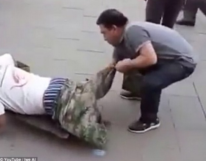 這名男子當街動手脫「殘障人士的褲子」惹眾怒　但接下來的畫面讓現場驚呼：你是對的！