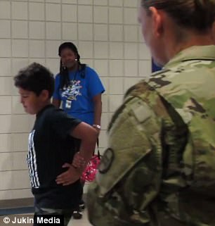 母親節超暖心！軍人媽媽驚喜現身學校 與老師精心策劃的團聚時刻