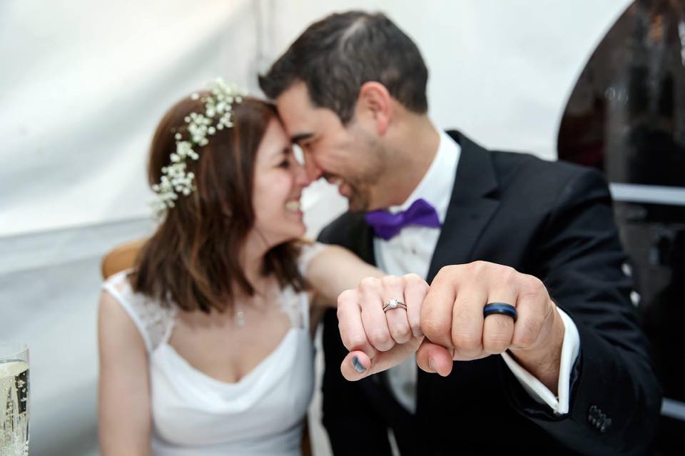 男友找來所有親友「浪漫求婚」她感動說Yes！　才剛答應「2小時後人生發生巨變」全場爆淚