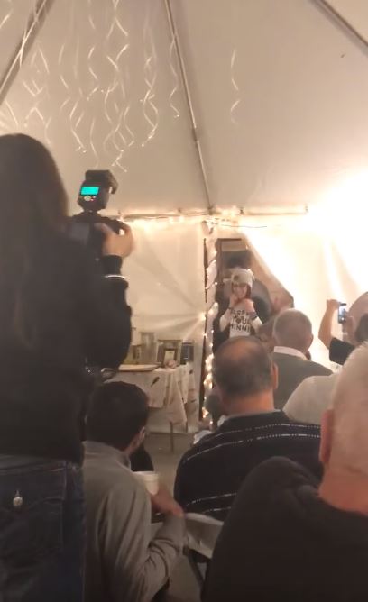 男友找來所有親友「浪漫求婚」她感動說Yes！　才剛答應「2小時後人生發生巨變」全場爆淚