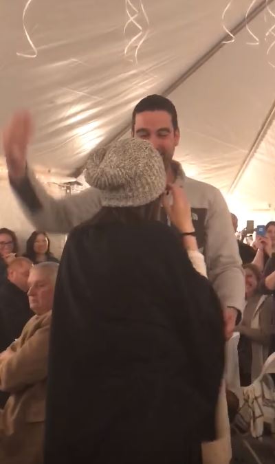 男友找來所有親友「浪漫求婚」她感動說Yes！　才剛答應「2小時後人生發生巨變」全場爆淚