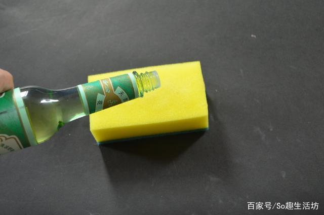 百潔布上滴幾點花露水「加上一勺小蘇打」沒想到作用這麼大，解決了家家戶戶的難題