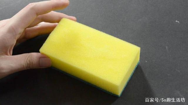 百潔布上滴幾點花露水「加上一勺小蘇打」沒想到作用這麼大，解決了家家戶戶的難題