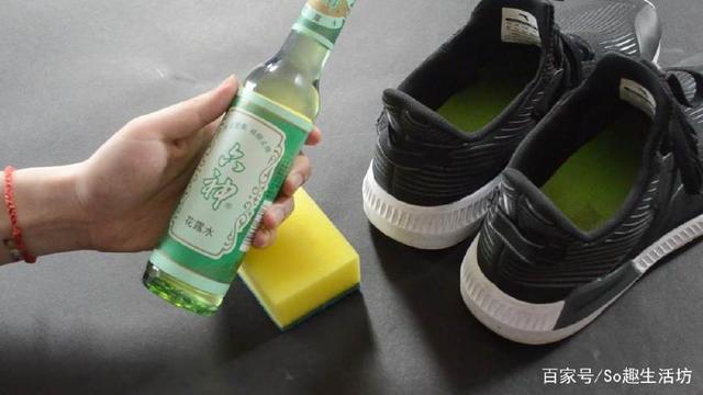 百潔布上滴幾點花露水「加上一勺小蘇打」沒想到作用這麼大，解決了家家戶戶的難題