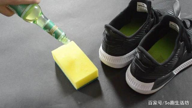 百潔布上滴幾點花露水「加上一勺小蘇打」沒想到作用這麼大，解決了家家戶戶的難題