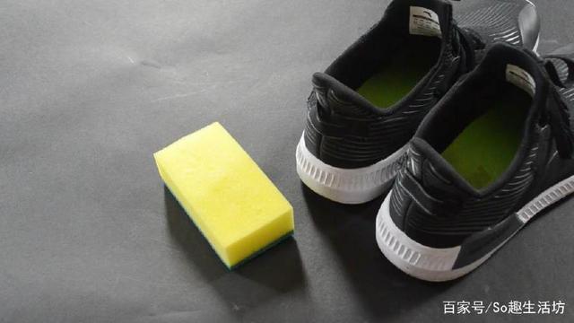 百潔布上滴幾點花露水「加上一勺小蘇打」沒想到作用這麼大，解決了家家戶戶的難題