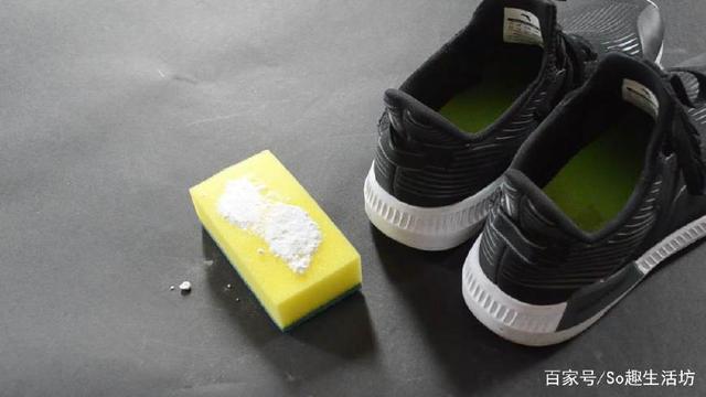 百潔布上滴幾點花露水「加上一勺小蘇打」沒想到作用這麼大，解決了家家戶戶的難題