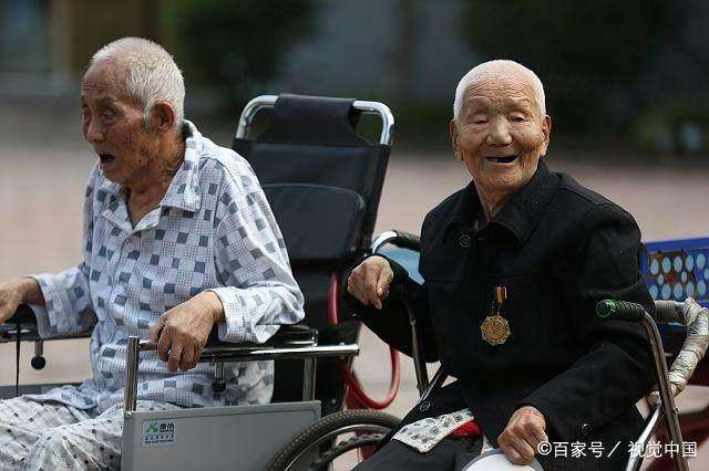 79歲拾荒老人撿到3萬「失主卻硬說少2萬」！老人無奈「掀起衣服」失主羞愧難當