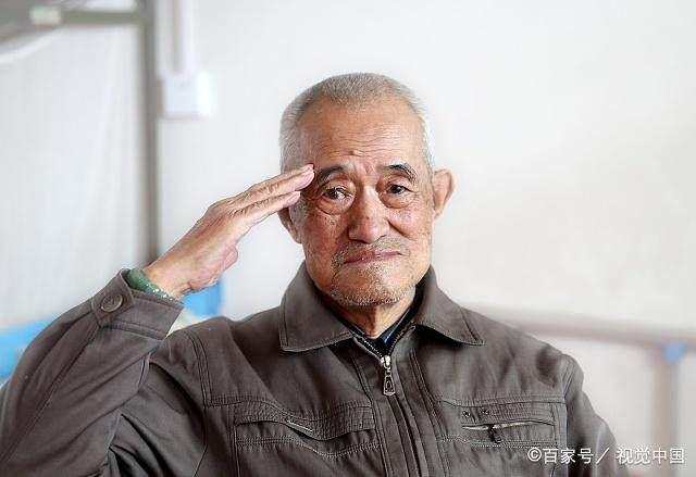 79歲拾荒老人撿到3萬「失主卻硬說少2萬」！老人無奈「掀起衣服」失主羞愧難當