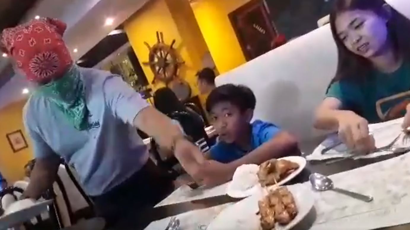 小姊弟吃飯「服務生一直瘋狂打擾」 姊姊發現不對勁！抬頭一看「才發現是等了3年的驚喜」淚崩