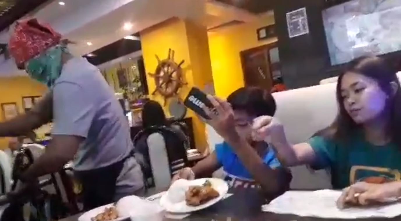 小姊弟吃飯「服務生一直瘋狂打擾」 姊姊發現不對勁！抬頭一看「才發現是等了3年的驚喜」淚崩