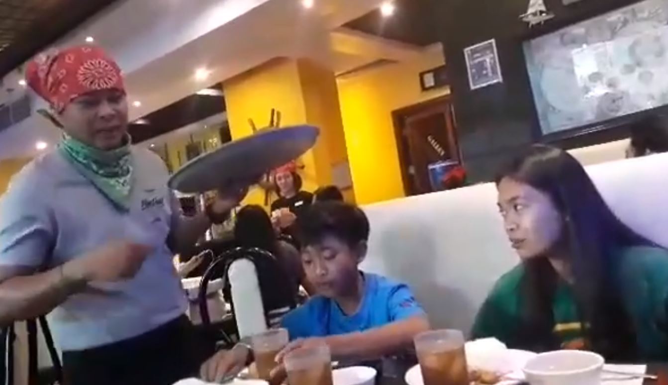 小姊弟吃飯「服務生一直瘋狂打擾」 姊姊發現不對勁！抬頭一看「才發現是等了3年的驚喜」淚崩