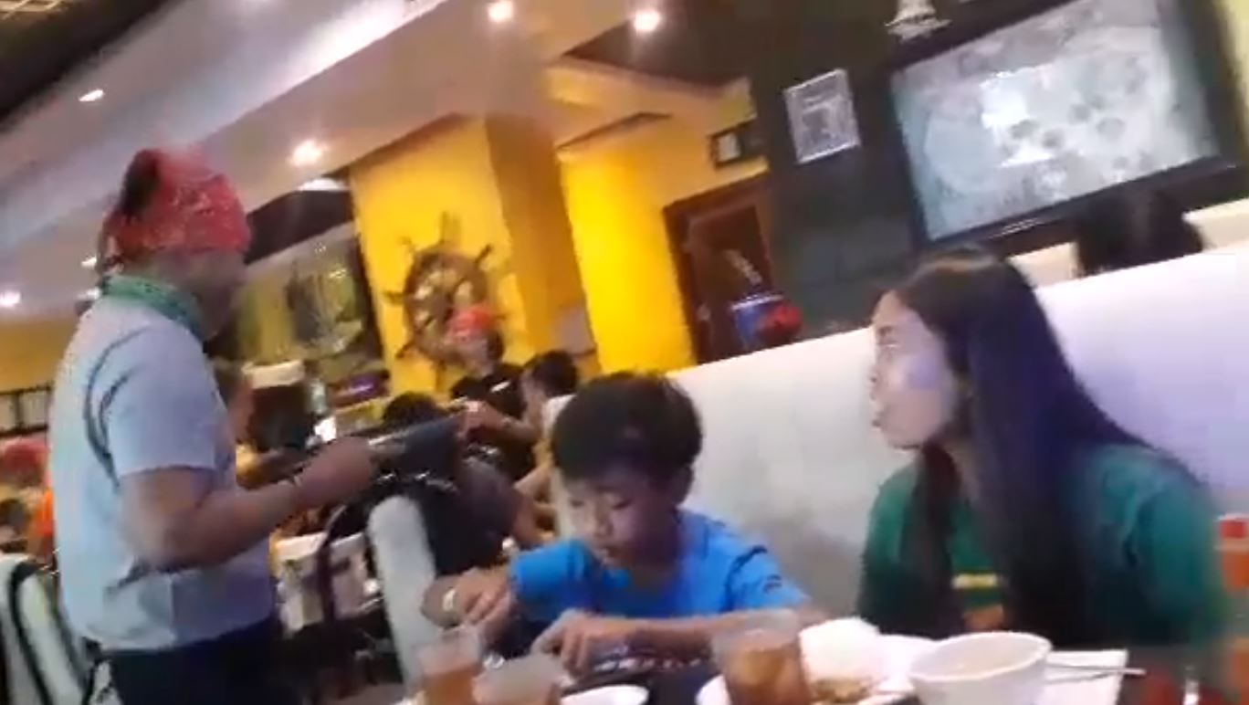 小姊弟吃飯「服務生一直瘋狂打擾」 姊姊發現不對勁！抬頭一看「才發現是等了3年的驚喜」淚崩