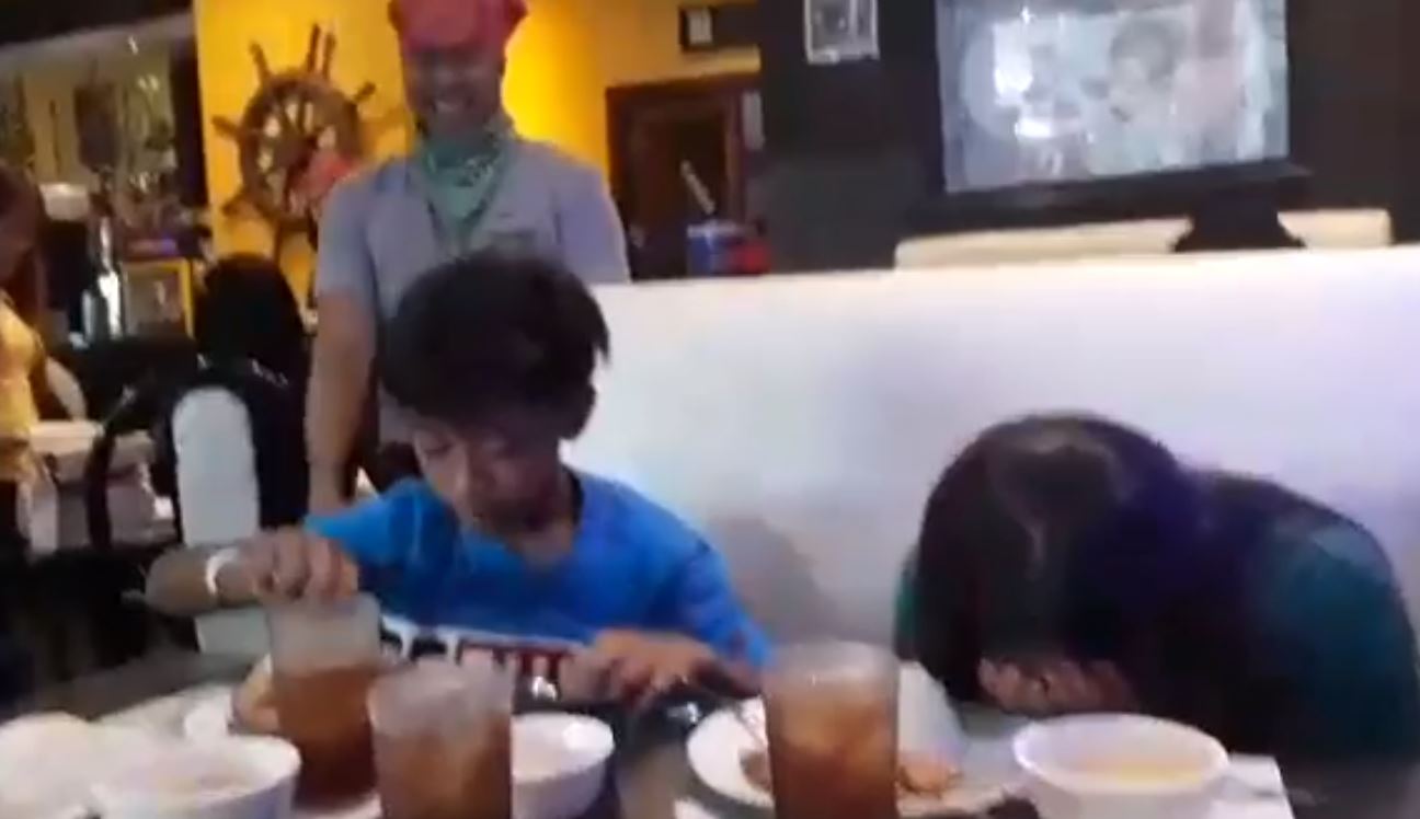 小姊弟吃飯「服務生一直瘋狂打擾」 姊姊發現不對勁！抬頭一看「才發現是等了3年的驚喜」淚崩