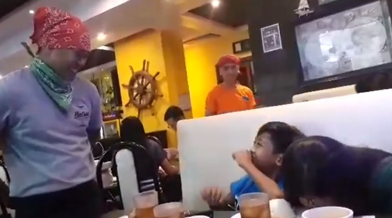 小姊弟吃飯「服務生一直瘋狂打擾」 姊姊發現不對勁！抬頭一看「才發現是等了3年的驚喜」淚崩