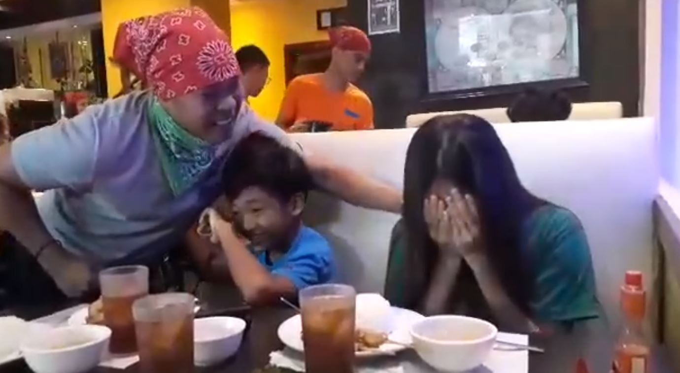 小姊弟吃飯「服務生一直瘋狂打擾」 姊姊發現不對勁！抬頭一看「才發現是等了3年的驚喜」淚崩