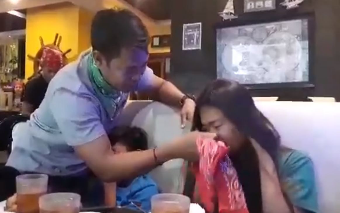 小姊弟吃飯「服務生一直瘋狂打擾」 姊姊發現不對勁！抬頭一看「才發現是等了3年的驚喜」淚崩