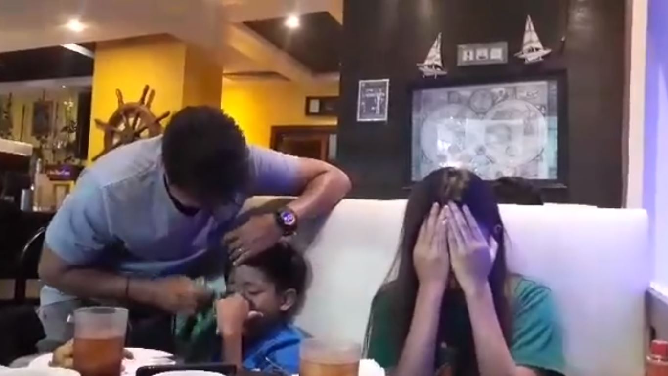 小姊弟吃飯「服務生一直瘋狂打擾」 姊姊發現不對勁！抬頭一看「才發現是等了3年的驚喜」淚崩