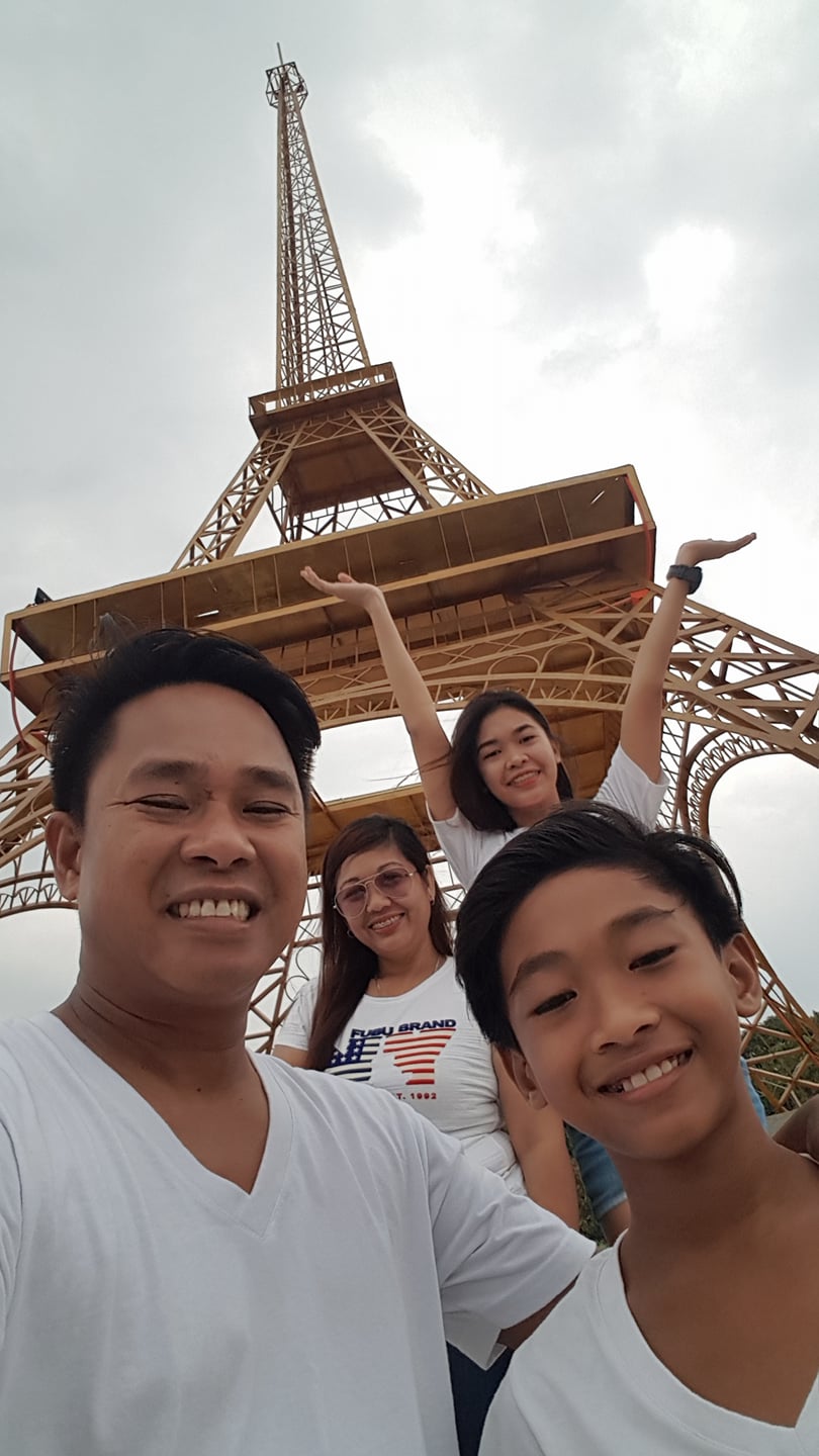 小姊弟吃飯「服務生一直瘋狂打擾」 姊姊發現不對勁！抬頭一看「才發現是等了3年的驚喜」淚崩