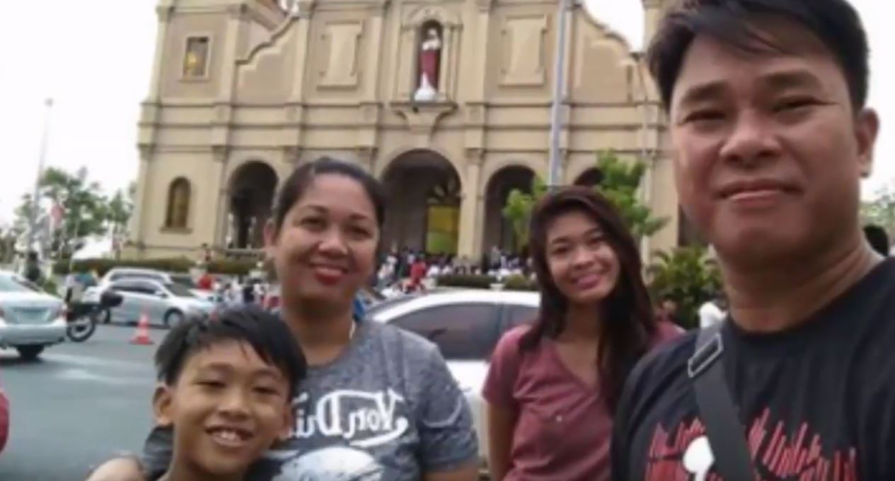 小姊弟吃飯「服務生一直瘋狂打擾」 姊姊發現不對勁！抬頭一看「才發現是等了3年的驚喜」淚崩