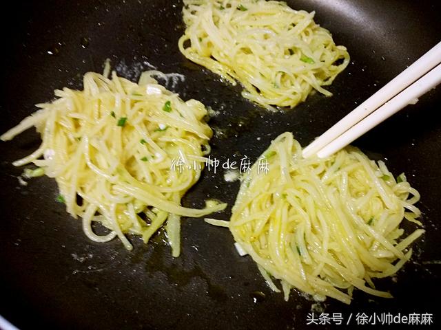 別再清炒了！教你一個「馬鈴薯餅」新吃法      不用水洗也「不用麵粉」超好吃