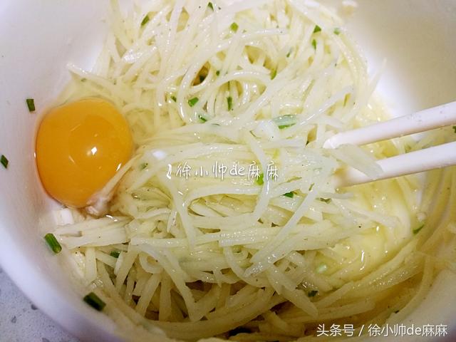 別再清炒了！教你一個「馬鈴薯餅」新吃法      不用水洗也「不用麵粉」超好吃