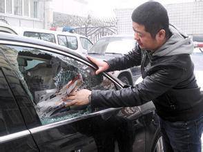 車鑰匙被鎖車裡怎麼辦？學起來  將會救到你的命！