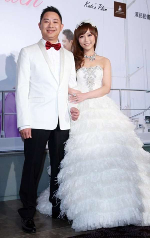 小蜜桃姊姊「10億人妻豪宅」曝光　後院搭超大帳篷「擁專屬樂團演奏」比渡假村還狂