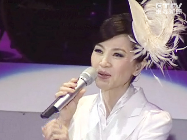 永遠的歌后！鳳飛飛「每次唱《掌聲響起》」為何泣不成聲　「憶起此生摯愛」情難控制訴思念