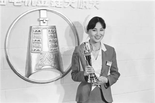 永遠的歌后！鳳飛飛「每次唱《掌聲響起》」為何泣不成聲　「憶起此生摯愛」情難控制訴思念