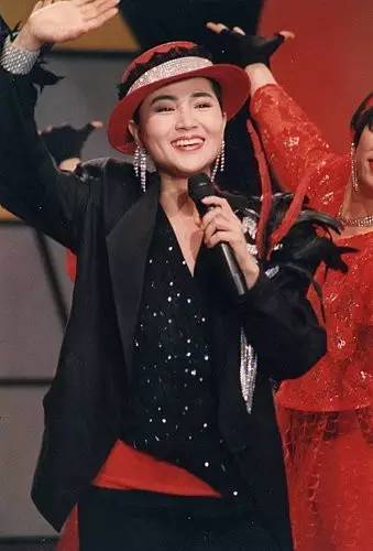 永遠的歌后！鳳飛飛「每次唱《掌聲響起》」為何泣不成聲　「憶起此生摯愛」情難控制訴思念