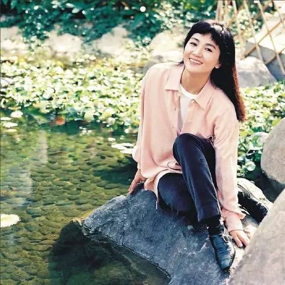 永遠的歌后！鳳飛飛「每次唱《掌聲響起》」為何泣不成聲　「憶起此生摯愛」情難控制訴思念