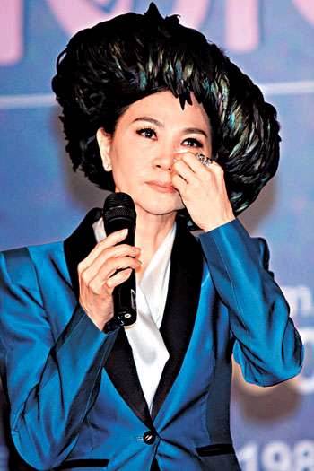 永遠的歌后！鳳飛飛「每次唱《掌聲響起》」為何泣不成聲　「憶起此生摯愛」情難控制訴思念