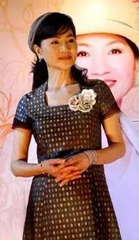 鳳飛飛唱《掌聲響起》為何唱到泣不成聲？誰也沒想到她竟與最愛的丈夫「相同原因」離開世界