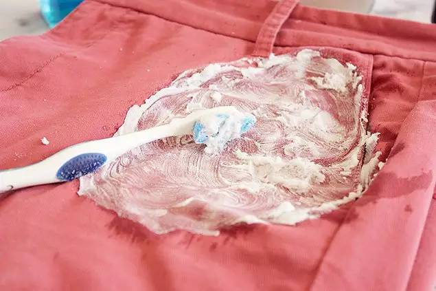 衣服不管染上什麼，用一招就能洗掉，太實用了