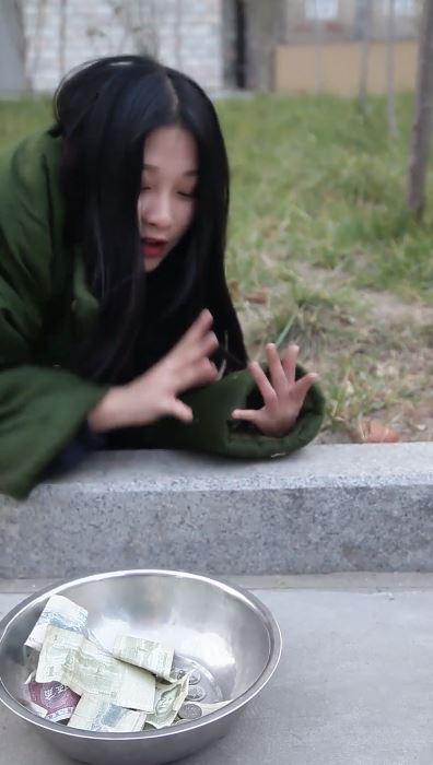 老闆見「女乞丐行動不便」掏錢給她還買食物！某天老闆突然住院「女乞丐的報恩方式」萬人暖哭