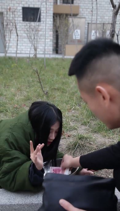 老闆見「女乞丐行動不便」掏錢給她還買食物！某天老闆突然住院「女乞丐的報恩方式」萬人暖哭